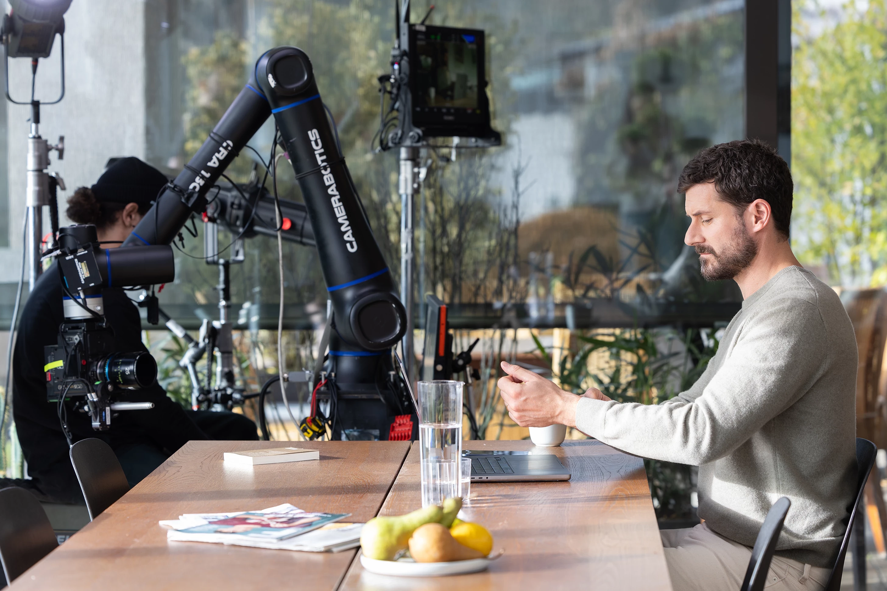 Cette écriture visuelle hybride permet d’illustrer de manière simple et impactante la continuité entre la relation avec un conseiller en agence et l’expérience digitale.